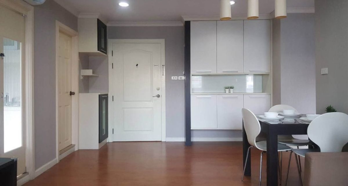 ให้เช่าคอนโดสุขุมวิท อโศก ทองหล่อ : Lumpini Suite Sukhumvit Soi 41- 2 bedrooms, 1 bathroom, 1 powder room line @900cqqhk tel 0859114585 ❤️- 72 sqm- 5th floor - Baht 32,000 (negotiable)- 5 mins walk to Promphong BTS- 2 mins walk to Tops Supermarket 