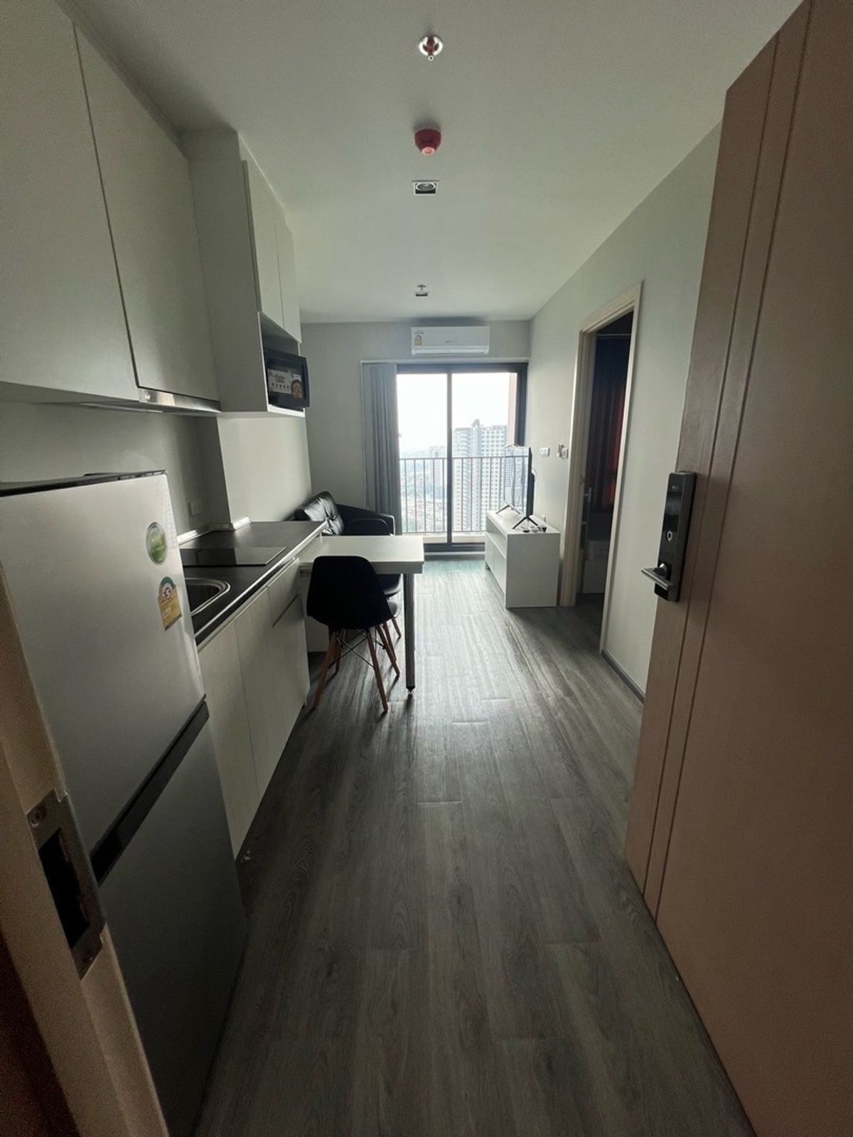 ให้เช่าคอนโดพัฒนาการ ศรีนครินทร์ : For rent, Rich Park @ Triple Station condo, size 28 sq m, 29nd floor, price 10,000 baht 
