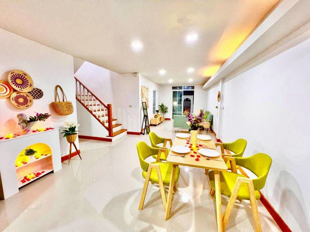 For SaleTownhomePathum Thani,Rangsit, Thammasat : 2 -storey Town House for sale, Piyawaram Khlong 4, an area of 24 square wah, 3 bedrooms, ready to move in. Sava Pracharat Road, Bueng Yi Tho Subdistrict, Thanyaburi District, Pathum Thani Province