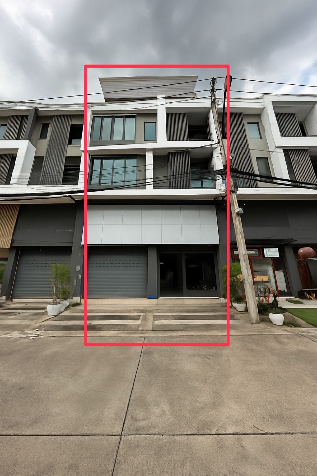 For RentHome OfficeNawamin, Ramindra : 🏢 For Rent: 4.5-Storey Commercial Building / Home Office at B-Avenue Watcharapol – Sukhaphiban 5 📍 Prime location on the main road, near Saimai District Office, expressway access, and Watcharapol Five Junction.