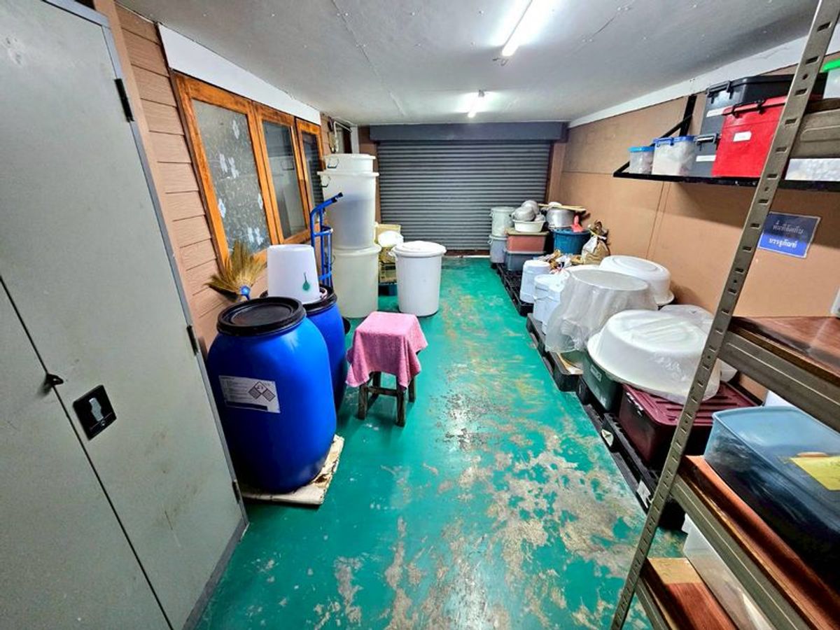 ให้เช่าโฮมออฟฟิศนวมินทร์ รามอินทรา :  ให้เช่า Home Office พร้อมโกดัง 107 ตารางวา ติดแม็คโคร รามอินทรา 76 จอดรถ 10 คัน เฟอร์นิเจอร์สำนักงานครบ เขตคันนายาว กรุงเทพมหานคร