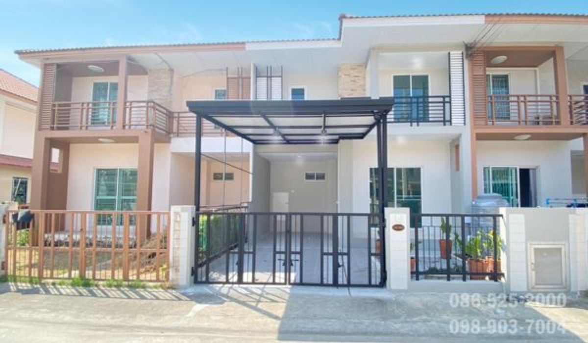 For SaleTownhomePathum Thani,Rangsit, Thammasat : 2 -story townhome, I -Live Town 21.9 Wa Lam Luk Ka, Khlong 3, near the Green Line, Khu Khot station, newly decorated with the whole kitchen, new garage, ready to submit a free loan