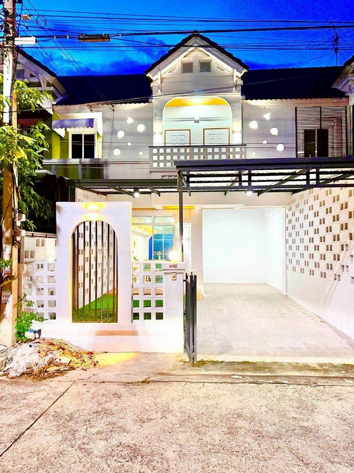 For SaleTownhomePathum Thani,Rangsit, Thammasat : 2 -storey Town House for sale, Piyawaram Khlong 4, an area of 24 square wah, 3 bedrooms, ready to move in. Sava Pracharat Road, Bueng Yi Tho Subdistrict, Thanyaburi District, Pathum Thani Province