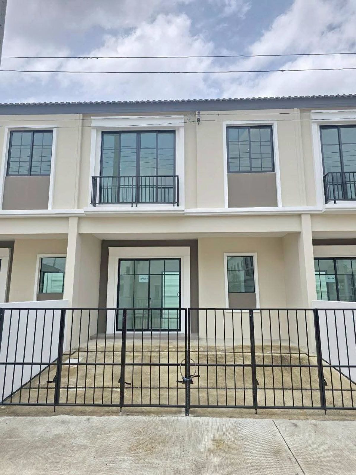 For RentTownhomeMin Buri, Romklao : 2 -storey townhome for rent, Pruksa Ville, Krungthep Krungkhi -Waen (Soi Pruksa Avenue, Krungthep Kreetha), area of 20 square wah, 4 bedrooms, Kanchanaphisek Road, Thap Chang Subdistrict, Saphan Sung District, Bangkok