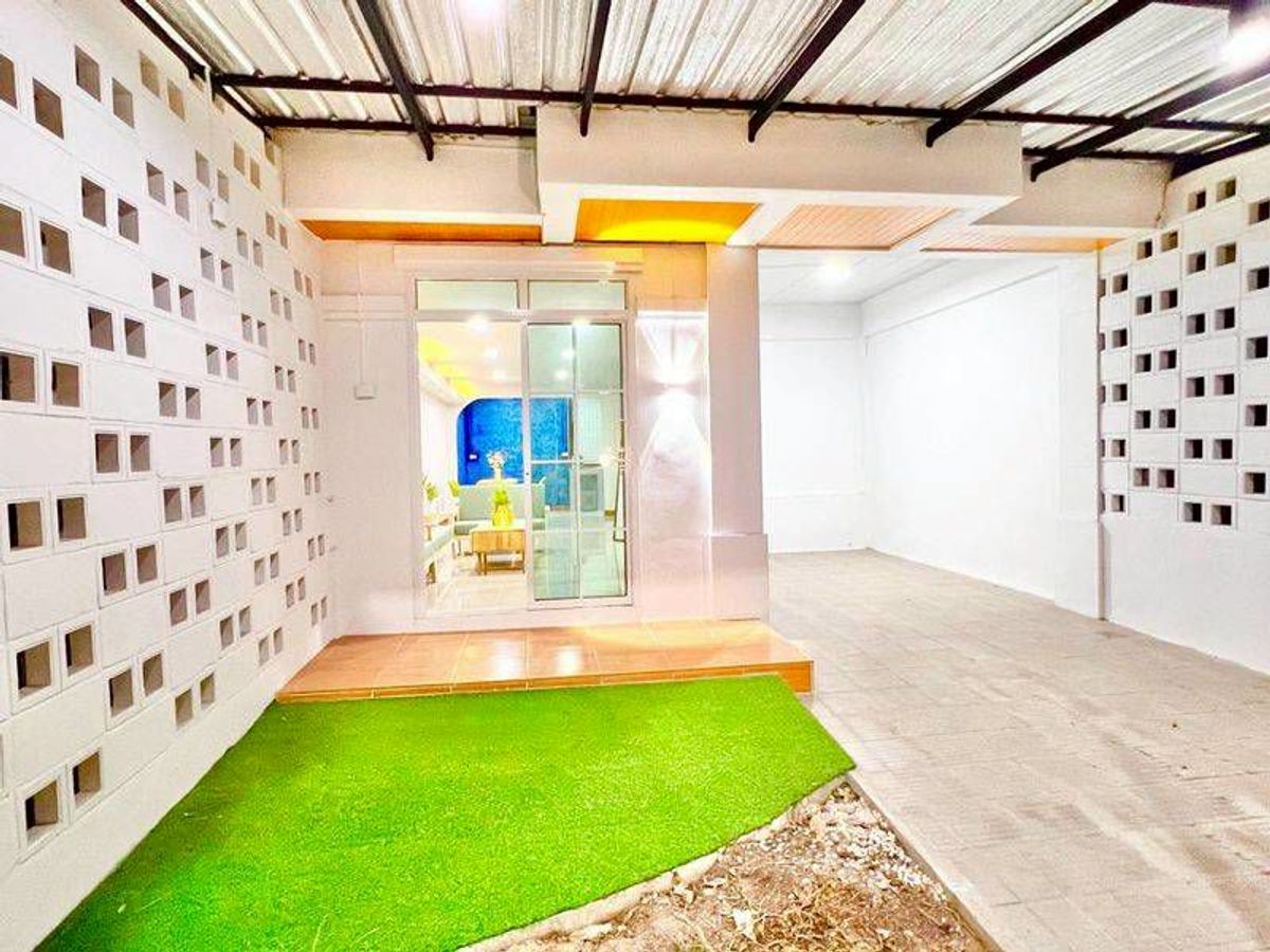 For SaleTownhomePathum Thani,Rangsit, Thammasat : 2 -storey Town House for sale, Piyawaram Khlong 4, an area of 24 square wah, 3 bedrooms, ready to move in. Sava Pracharat Road, Bueng Yi Tho Subdistrict, Thanyaburi District, Pathum Thani Province