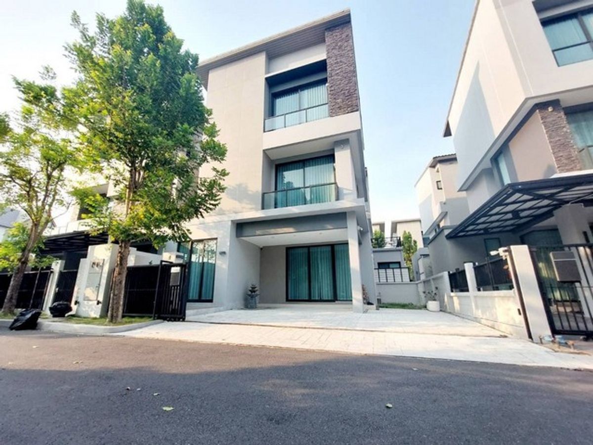 ให้เช่าเกษตร นวมินทร์ ลาดปลาเค้า : HR2704ให้เช่าบ้านแฝด 3 ชั้น ระดับ Luxury โครงการบ้านกลางเมือง คลาสเซ่ เอกมัย-รามอินทรา