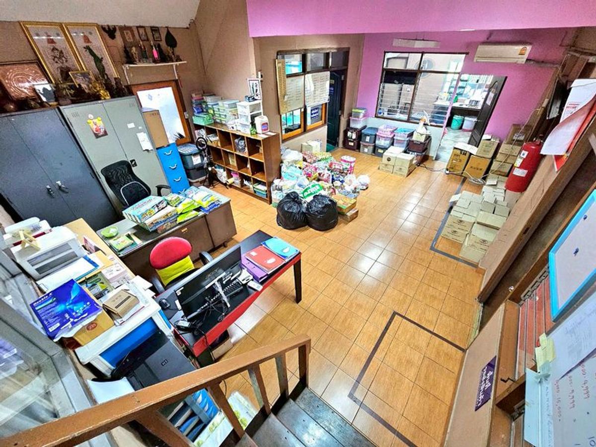 ให้เช่าโฮมออฟฟิศนวมินทร์ รามอินทรา :  ให้เช่า Home Office พร้อมโกดัง 107 ตารางวา ติดแม็คโคร รามอินทรา 76 จอดรถ 10 คัน เฟอร์นิเจอร์สำนักงานครบ เขตคันนายาว กรุงเทพมหานคร