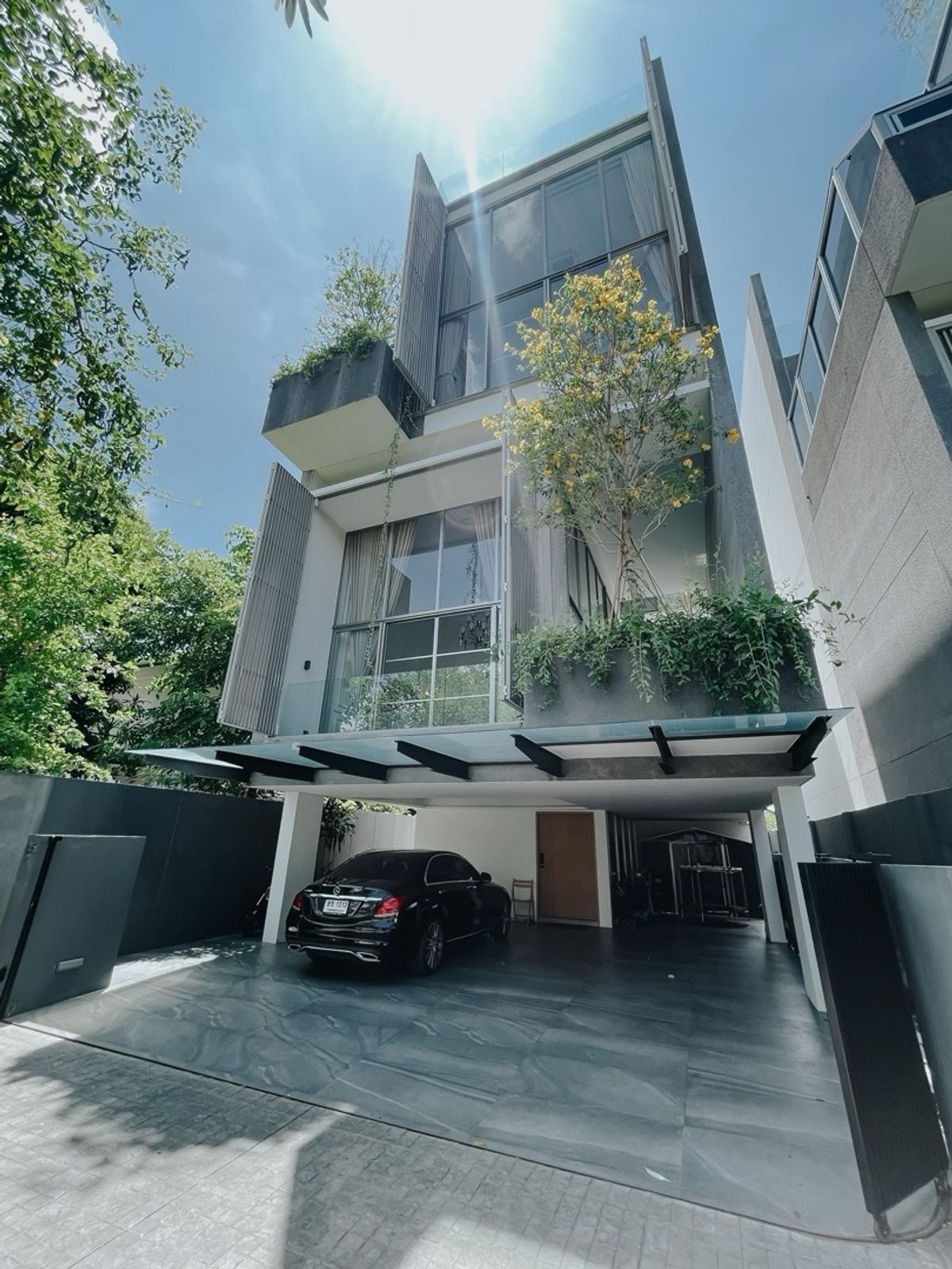 ขายบ้านสุขุมวิท อโศก ทองหล่อ : 🇹🇭 Sakaya 146 Ekamai 🇹🇭 Sale 69.9MB | 590 sq.m. | 4 bedrooms 5 bathrooms 
