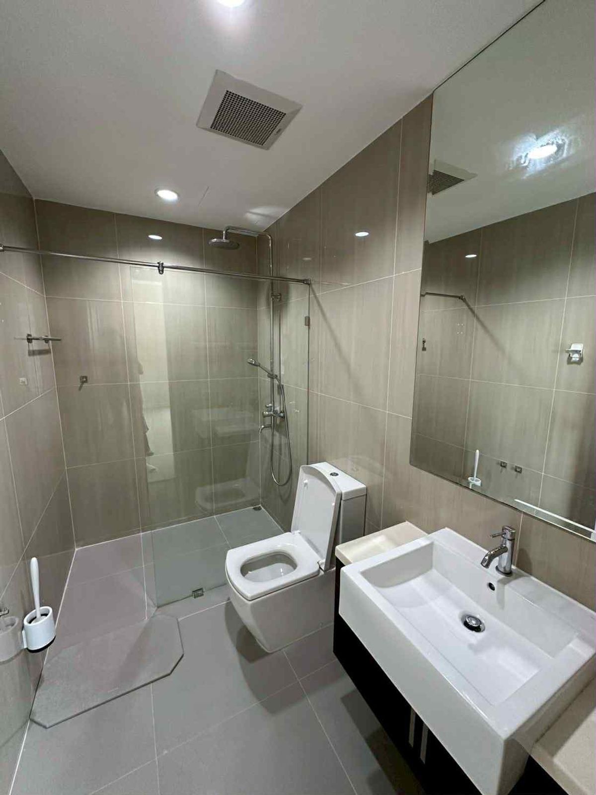 ขายคอนโดพระราม 9 เพชรบุรีตัดใหม่ RCA : ราคาดีมากกกกก!!! พลาดแล้วอดแน่นอน หายากมาก ๆๆ ค่ะ ทั้งราคา และห้องสภาพดีขนาดนี้ วิวสวย โปร่งโล่ง! ต้องห้ามพลาดเลย ห้องนี้ สนใจติดต่อ 0876358339 