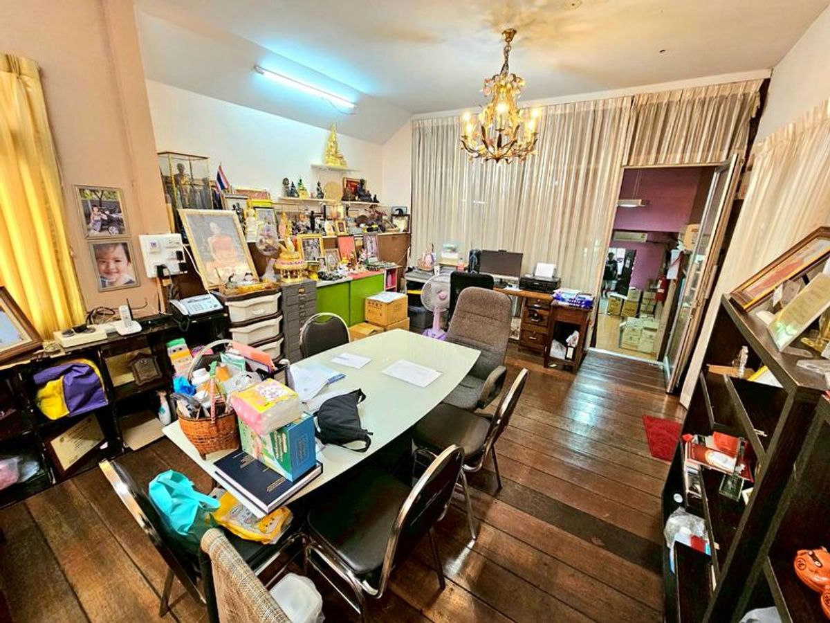 ให้เช่าโฮมออฟฟิศนวมินทร์ รามอินทรา :  ให้เช่า Home Office พร้อมโกดัง 107 ตารางวา ติดแม็คโคร รามอินทรา 76 จอดรถ 10 คัน เฟอร์นิเจอร์สำนักงานครบ เขตคันนายาว กรุงเทพมหานคร