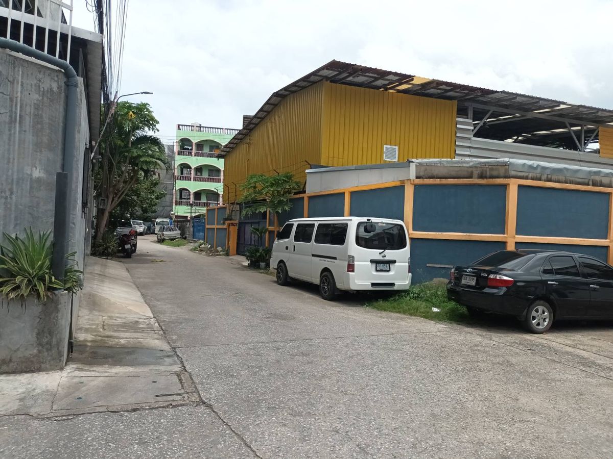 โรงงานอ่อนนุช อุดมสุข : ขายโกดัง/โรงงาน พร้อมที่พักคนงาน 15 ห้อง ซ.สุขุมวิท 71 ( ปรีดี 26 พัฒนเวศม์ ) แปลงมุม พร้อมใช้งาน ขนาด 110 ตร.วา หน้ากว้าง 20 เมตร ลึก 25 เมตร ราคา 31,900,000 บาท ​