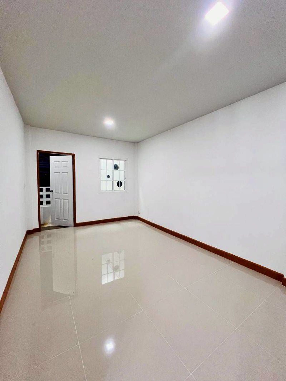 For SaleTownhomePathum Thani,Rangsit, Thammasat : 2 -storey Town House for sale, Piyawaram Khlong 4, an area of 24 square wah, 3 bedrooms, ready to move in. Sava Pracharat Road, Bueng Yi Tho Subdistrict, Thanyaburi District, Pathum Thani Province