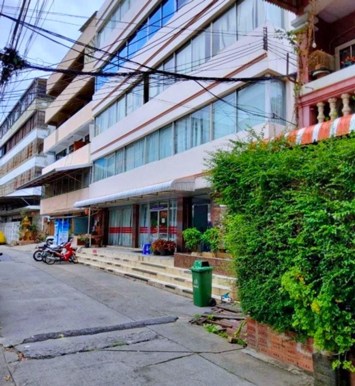 ให้เช่าสำนักงานพระราม 3 สาธุประดิษฐ์ : สาธุประดิษฐ์ 28-36 ทางด่วน สะพานพระราม9 BRTวัดดอกไม้ 1.3 กม.ให้เช่าสำนักงาน ชั้น 2 พร้อมที่จอดรถ ตกแต่งสวย 110 ตร.ม. เซ็นทรัล พระราม 3กม.