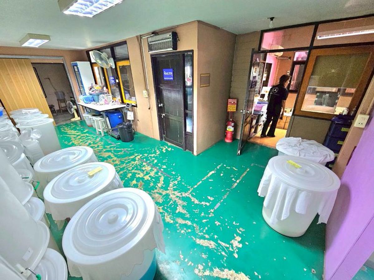 ให้เช่าโฮมออฟฟิศนวมินทร์ รามอินทรา :  ให้เช่า Home Office พร้อมโกดัง 107 ตารางวา ติดแม็คโคร รามอินทรา 76 จอดรถ 10 คัน เฟอร์นิเจอร์สำนักงานครบ เขตคันนายาว กรุงเทพมหานคร