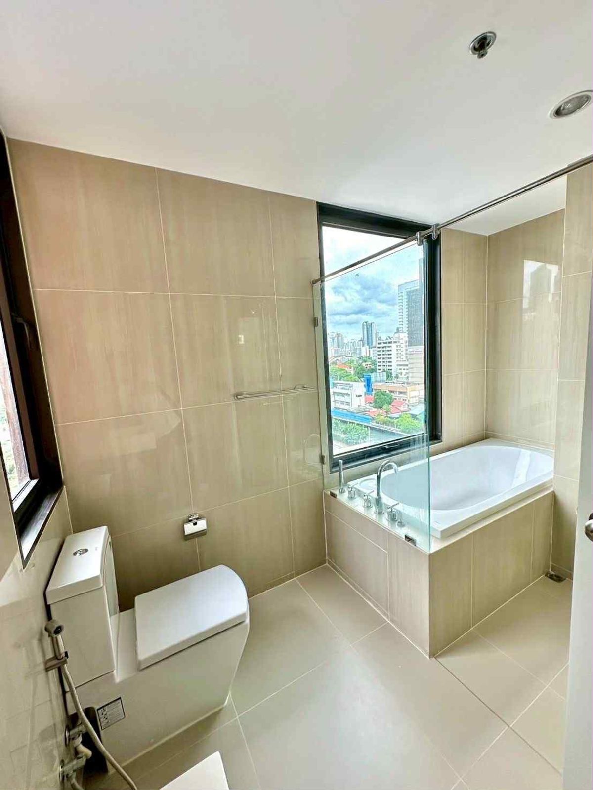 ขายคอนโดพระราม 9 เพชรบุรีตัดใหม่ RCA : ราคาดีมากกกกก!!! พลาดแล้วอดแน่นอน หายากมาก ๆๆ ค่ะ ทั้งราคา และห้องสภาพดีขนาดนี้ วิวสวย โปร่งโล่ง! ต้องห้ามพลาดเลย ห้องนี้ สนใจติดต่อ 0876358339 