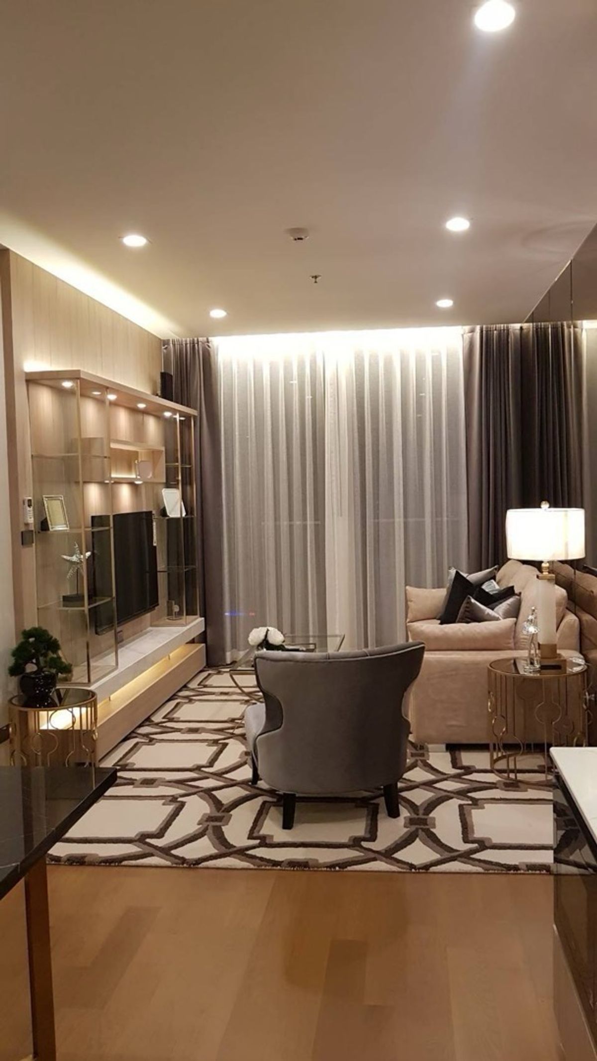 ให้เช่าคอนโดวิทยุ ชิดลม หลังสวน : ▲ Noble ploenchit  ▲ ห้อง type พิเศษ 1 ห้องนอน 1 ห้องน้ำ | 75.04 ตร.ม.