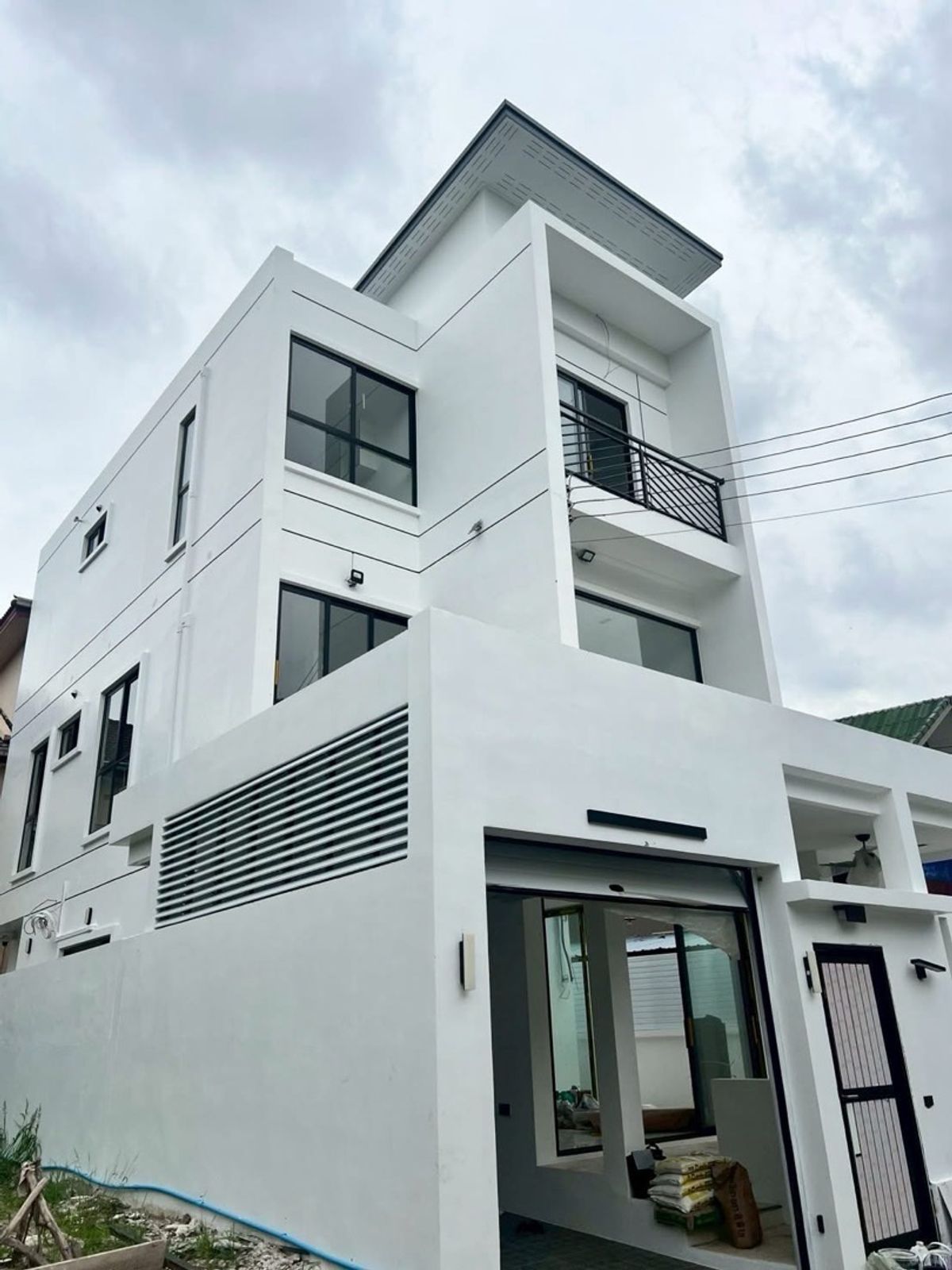 ให้เช่าบ้านเลียบทางด่วนรามอินทรา : ให้เช่าบ้านเดี่ยวใหม่ 3 ชั้น🔥ทาวน์อินทาวน์🔥50ตรว🔥310ตรม🔥5Bed🔥บ้านใหม่🔥 R317-5