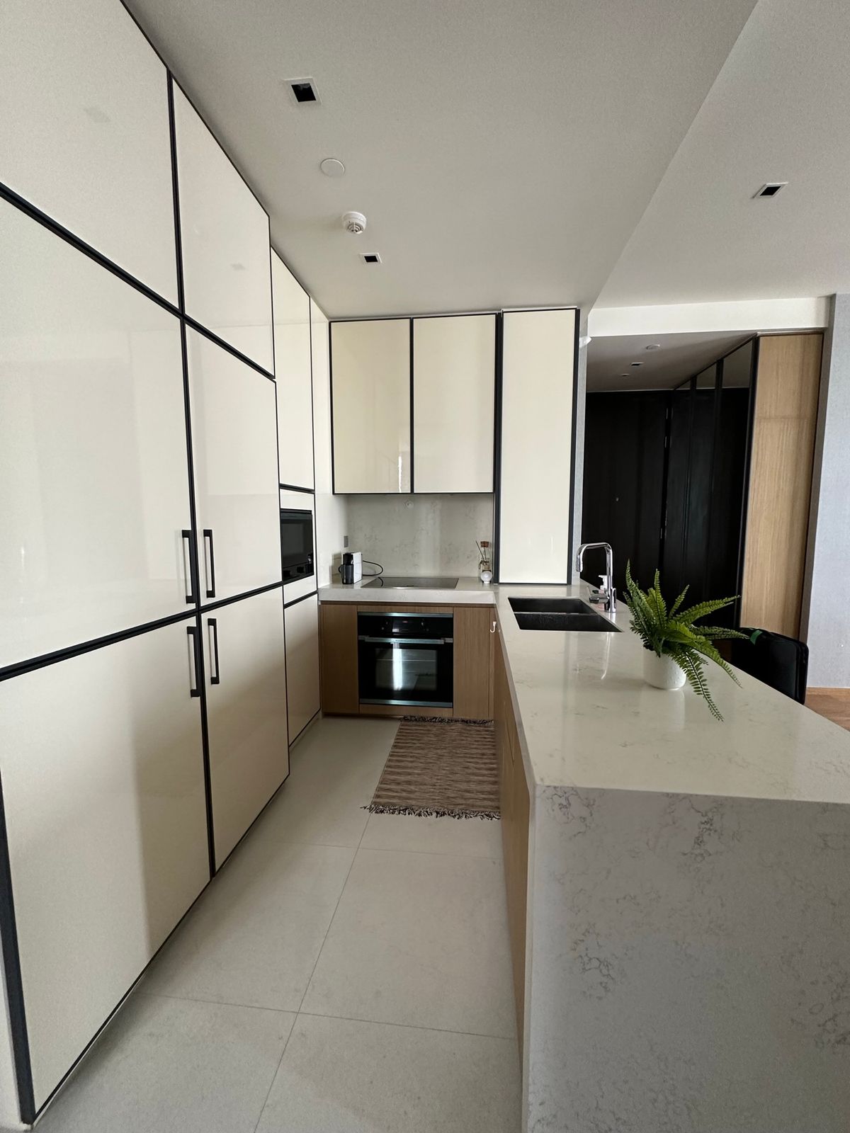 ขายคอนโดสุขุมวิท อโศก ทองหล่อ : 3 นอน แต่งครบ ห้องสวย ติด  BTS ทองหล่อ และ ใกล้ Emporium  081-245-7349