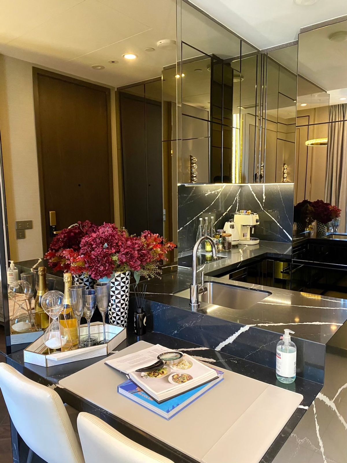 ขายคอนโดสุขุมวิท อโศก ทองหล่อ : คอนโดติด BTS ทองหล่อ 2 นอน 2 น้ำ fully fitted 081-245-7349