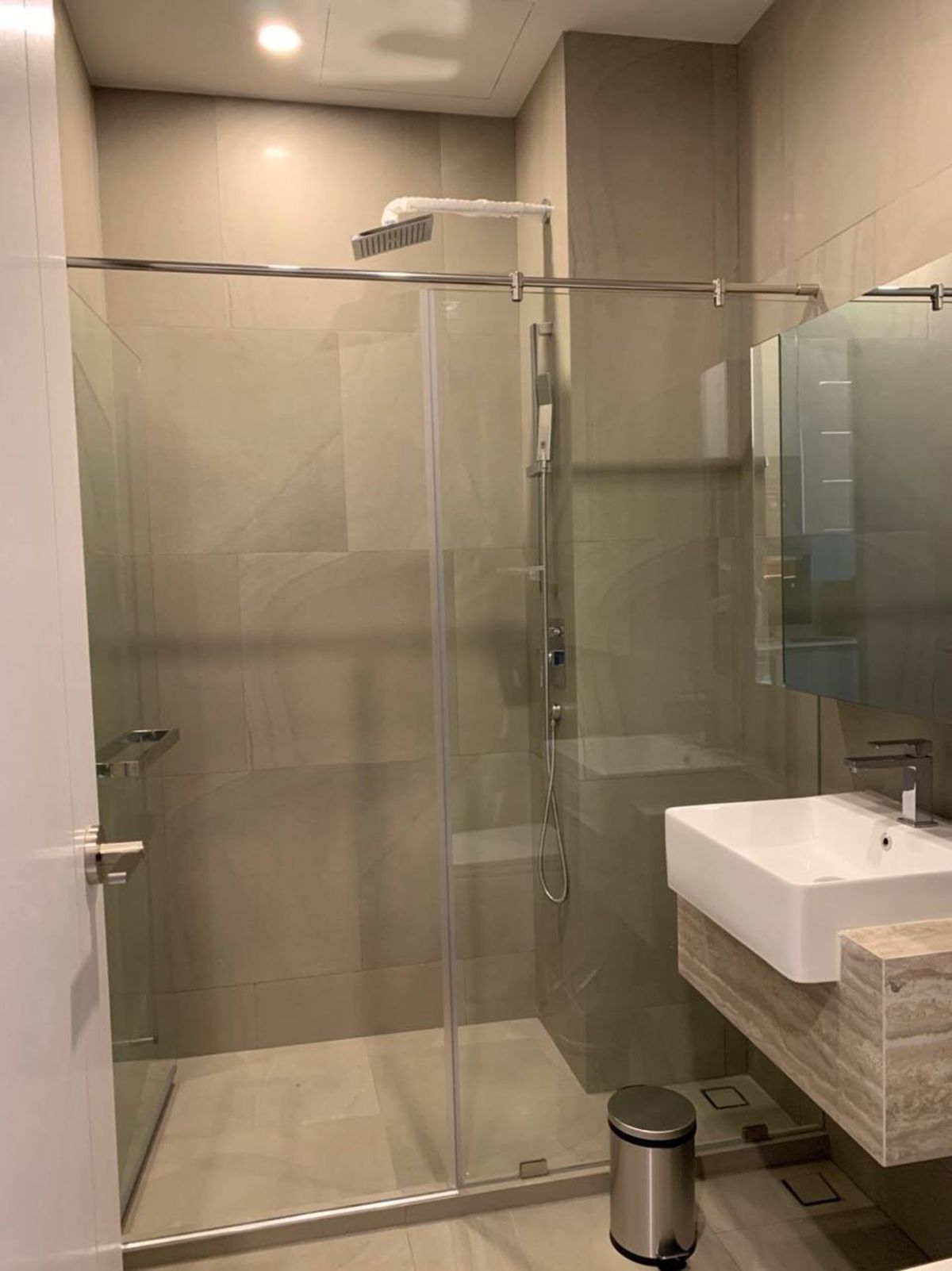 CondoRatchathewi,Phayathai : Park Origin Phayathai【𝐒𝐄𝐋𝐋 & 𝐑𝐄𝐍𝐓】🔥A beautiful room decorated with a luxurious and warm feel, featuring vibrant tones and chic.🔥  Contact Line ID: @hacondo