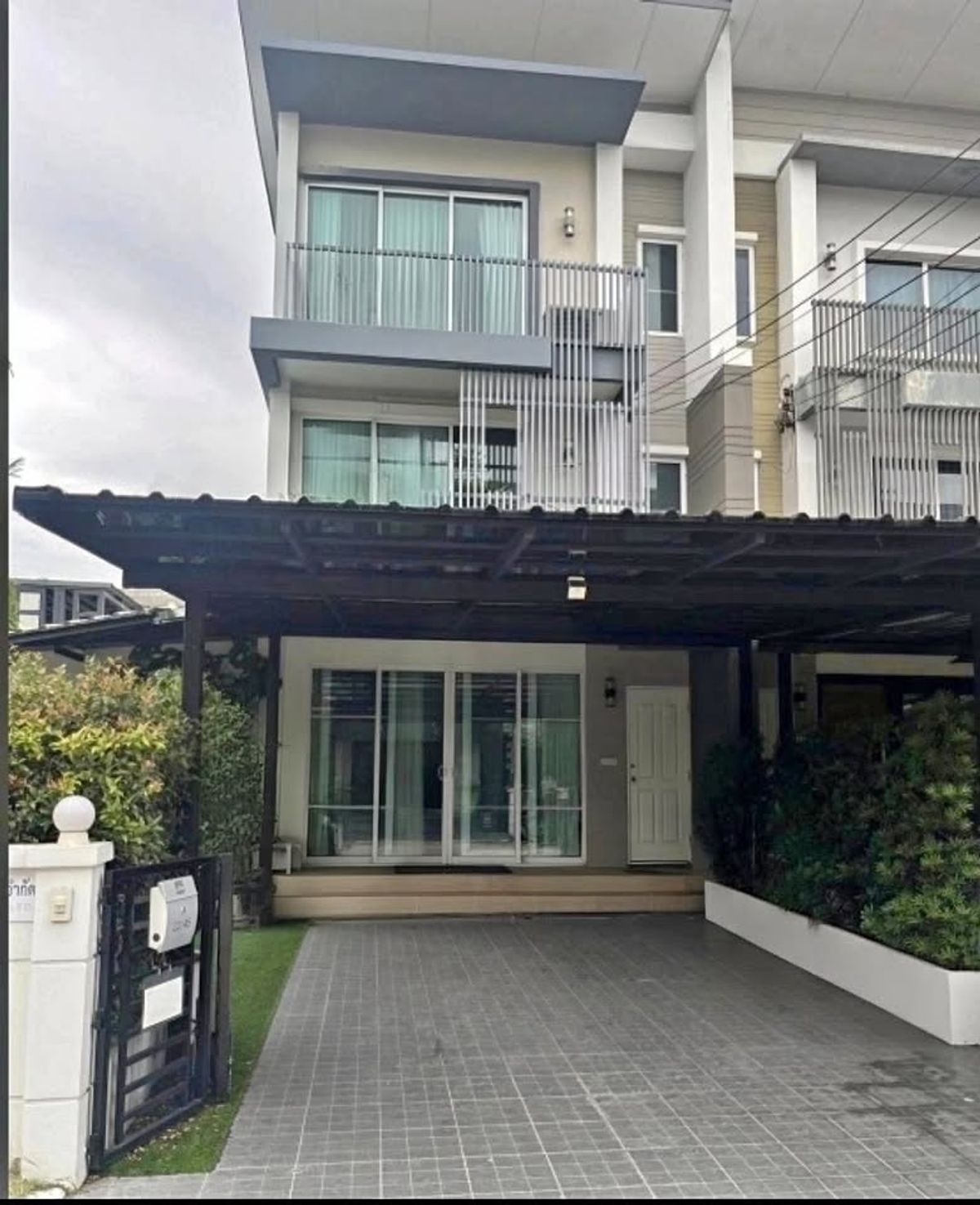 ให้เช่าทาวน์โฮมพัฒนาการ ศรีนครินทร์ : HR2711ให้เช่าทาวน์โฮม 3 ชั้นหลังมุม โครงการทาวน์ อเวนิว พระราม 9 ซ. กรุงเทพกรีฑา 7 ใกล้ถนนมอเตอร์เวย์และถนนตัดใหม่ศรีนครินทร์-ร่มเกล้า
