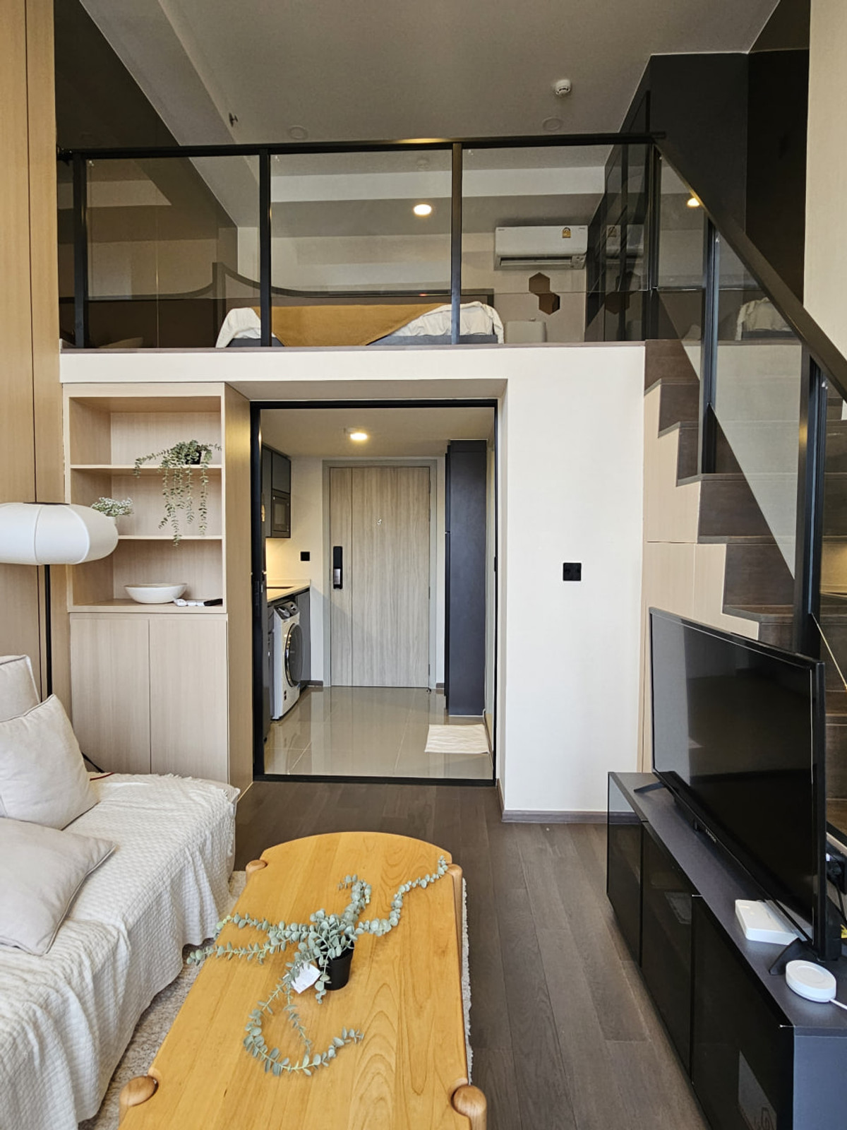 ให้เช่าคอนโดสยาม จุฬา สามย่าน : Park Origin Chula Samyan【𝐑𝐄𝐍𝐓】🔥การตกแต่งที่เน้นความเรียบง่ายและหรูหรา พร้อมโทนสีขาวและทองที่เติมเต็มความสง่างามให้ทุกมุม 🔥  ติดต่อไลน์ไอดี: @hacondo