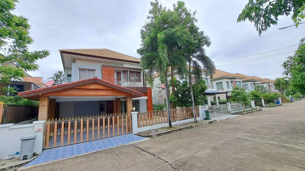 ขายบ้านสมุทรปราการ สำโรง : บ้านสวยพร้อมอยู่ หมู่บ้านรสิกา พื้นที่ 55.20 ตรว. 