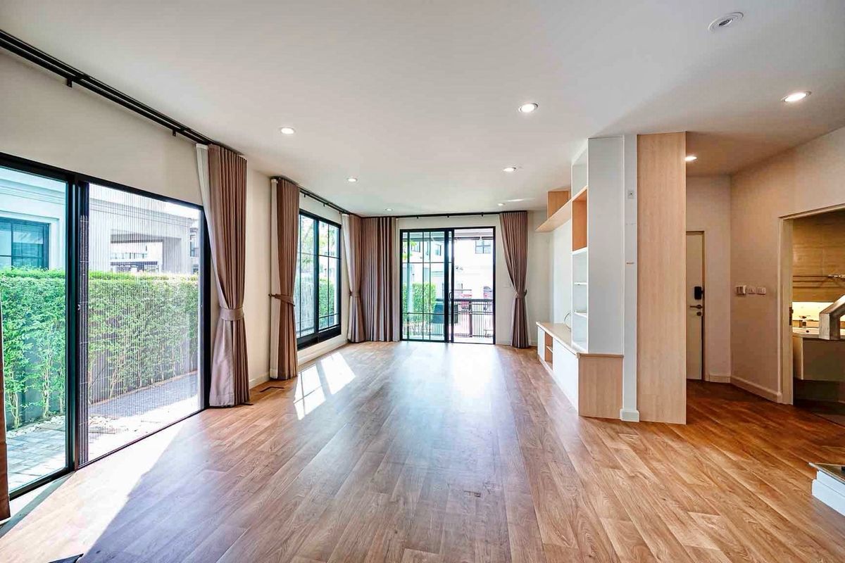 For SaleHousePattanakan, Srinakarin : Urgent sale 11.9 million 4 bedrooms