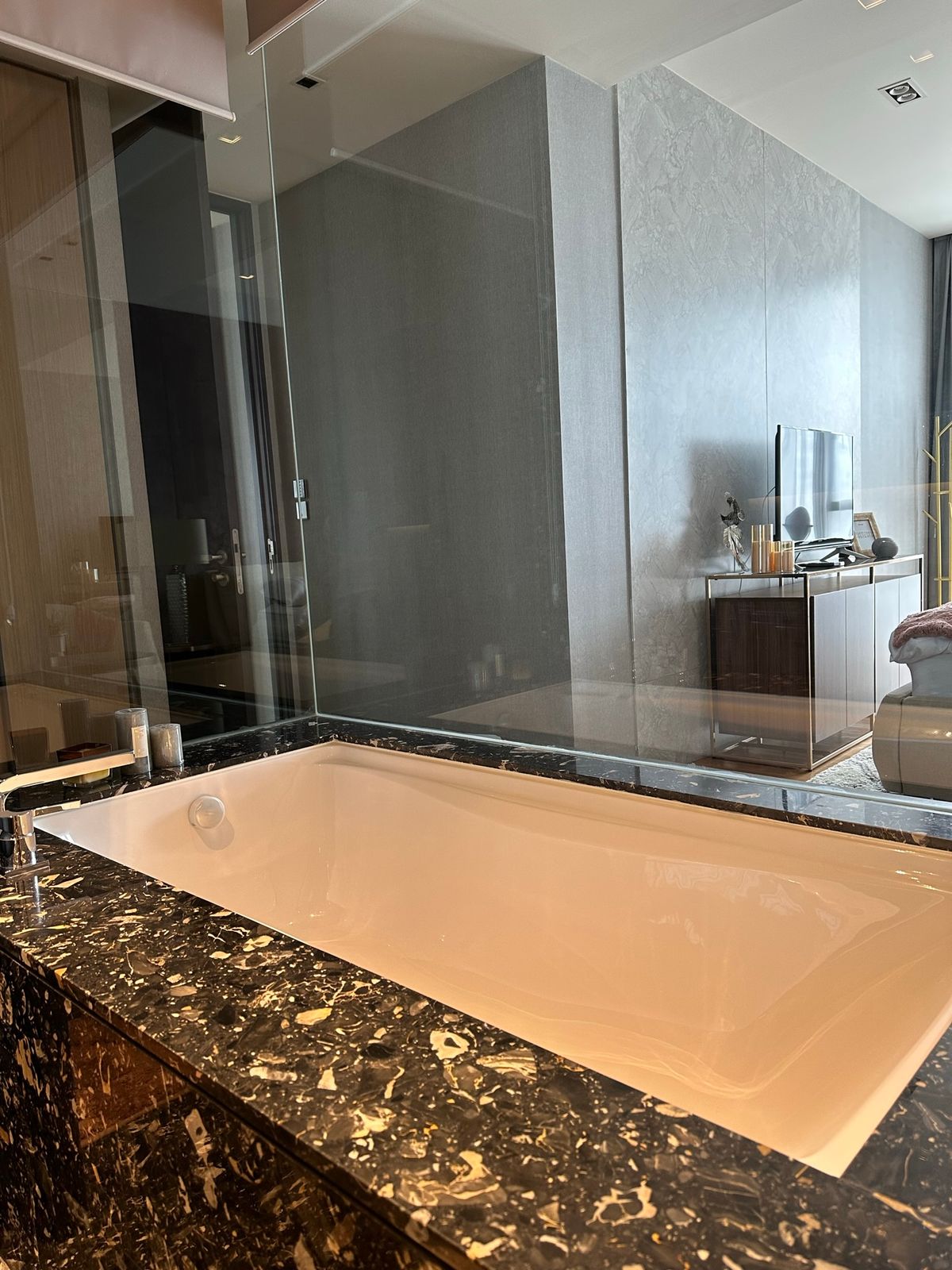 ขายคอนโดสุขุมวิท อโศก ทองหล่อ : 3 นอน แต่งครบ ห้องสวย ติด  BTS ทองหล่อ และ ใกล้ Emporium  081-245-7349