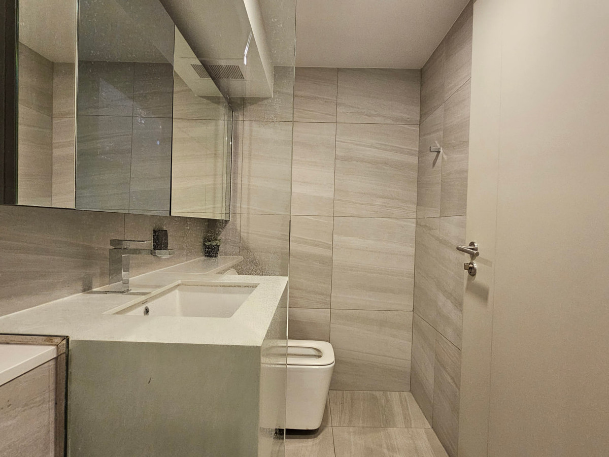 ให้เช่าคอนโดสยาม จุฬา สามย่าน : Park Origin Chula Samyan【𝐑𝐄𝐍𝐓】🔥การตกแต่งที่เน้นความเรียบง่ายและหรูหรา พร้อมโทนสีขาวและทองที่เติมเต็มความสง่างามให้ทุกมุม 🔥  ติดต่อไลน์ไอดี: @hacondo