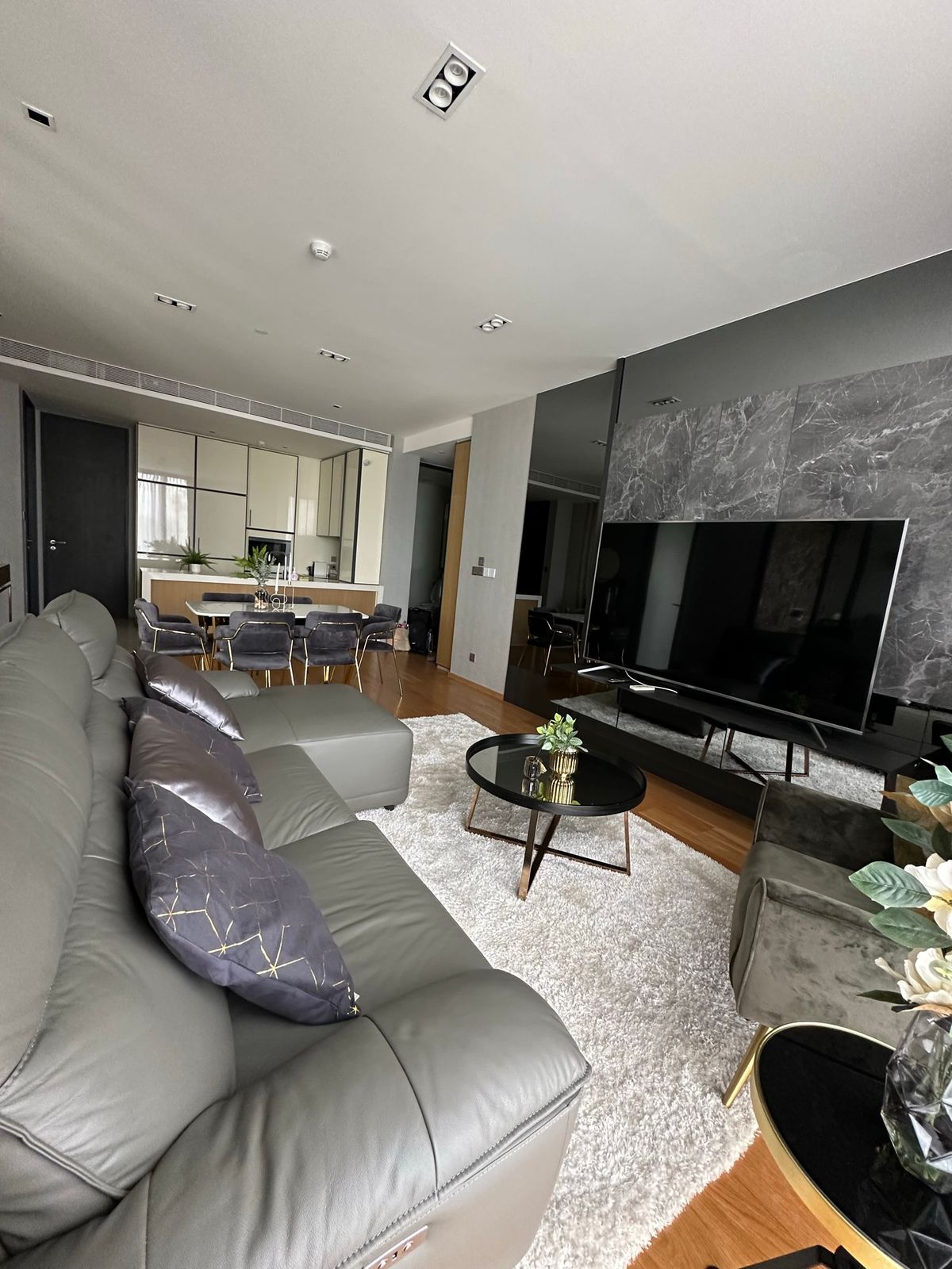 ขายคอนโดสุขุมวิท อโศก ทองหล่อ : 3 นอน แต่งครบ ห้องสวย ติด  BTS ทองหล่อ และ ใกล้ Emporium  081-245-7349