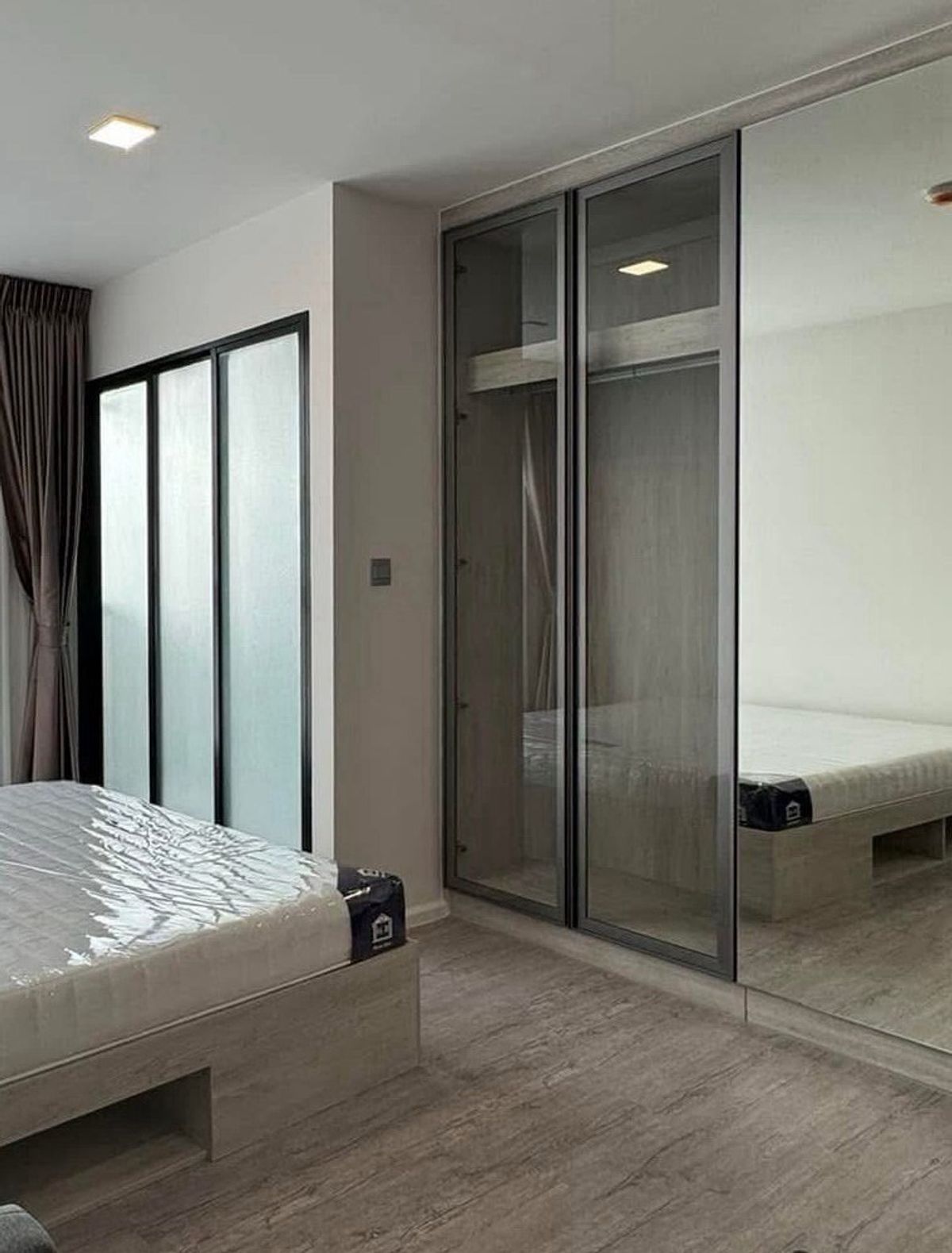 For RentCondoBangna, Bearing, Lasalle : New room 1 ✨ Condo for rent atmoz Tropical Bangna Room Size: 24 sqm. Building/Building: E Floor: 7 Price: 8,000 baht. Nearby: Yellow Line