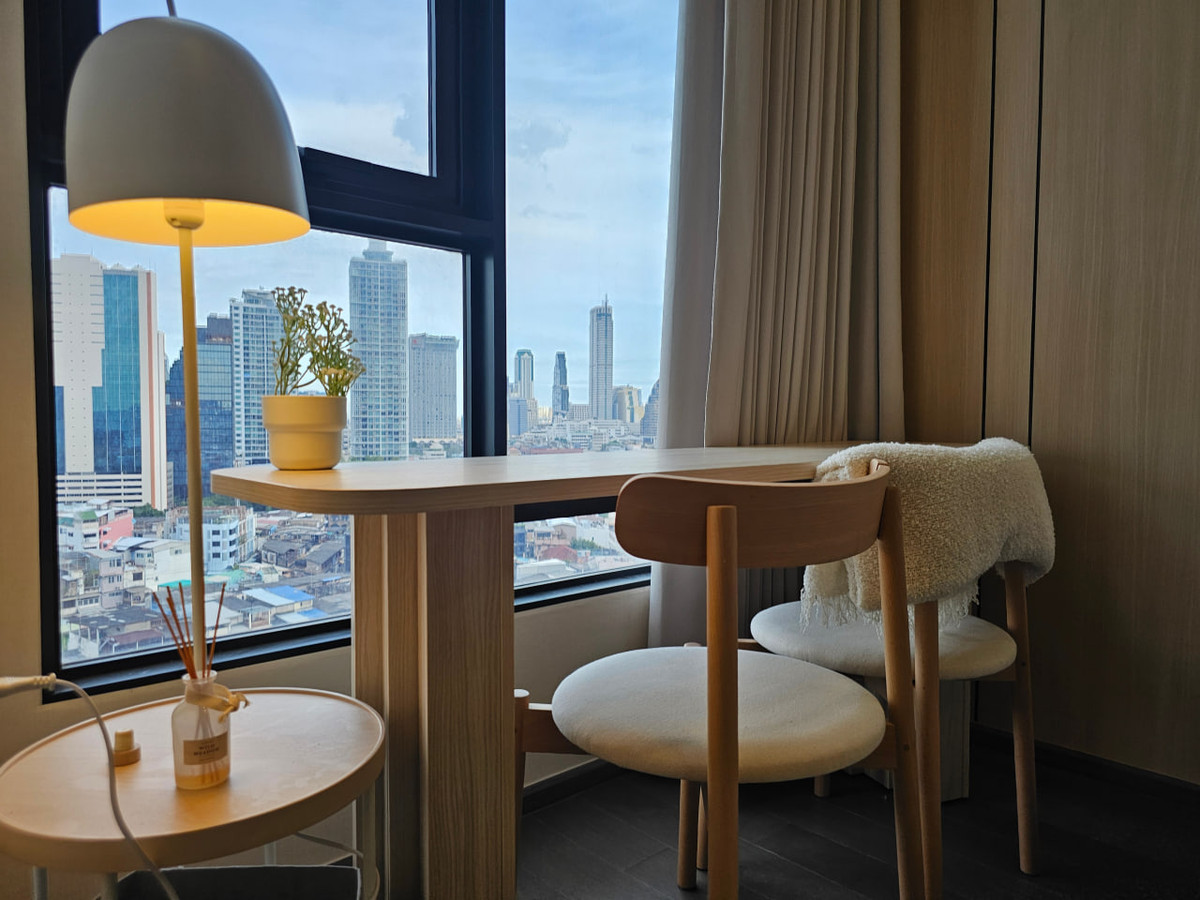 ให้เช่าคอนโดสยาม จุฬา สามย่าน : Park Origin Chula Samyan【𝐑𝐄𝐍𝐓】🔥การตกแต่งที่เน้นความเรียบง่ายและหรูหรา พร้อมโทนสีขาวและทองที่เติมเต็มความสง่างามให้ทุกมุม 🔥  ติดต่อไลน์ไอดี: @hacondo