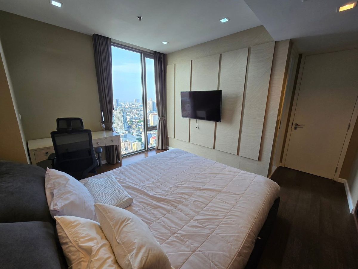 For RentCondoSathorn, Narathiwat : ★ Nara 9  ★ 66 sq m., 33rd floor (2 bedrooms, 2 bathrooms) ★ 650 m. from BTS Chong Nonsi and next to BRT  Station. ★Located in the center of many businesses ★Complete electrical appliances★ 