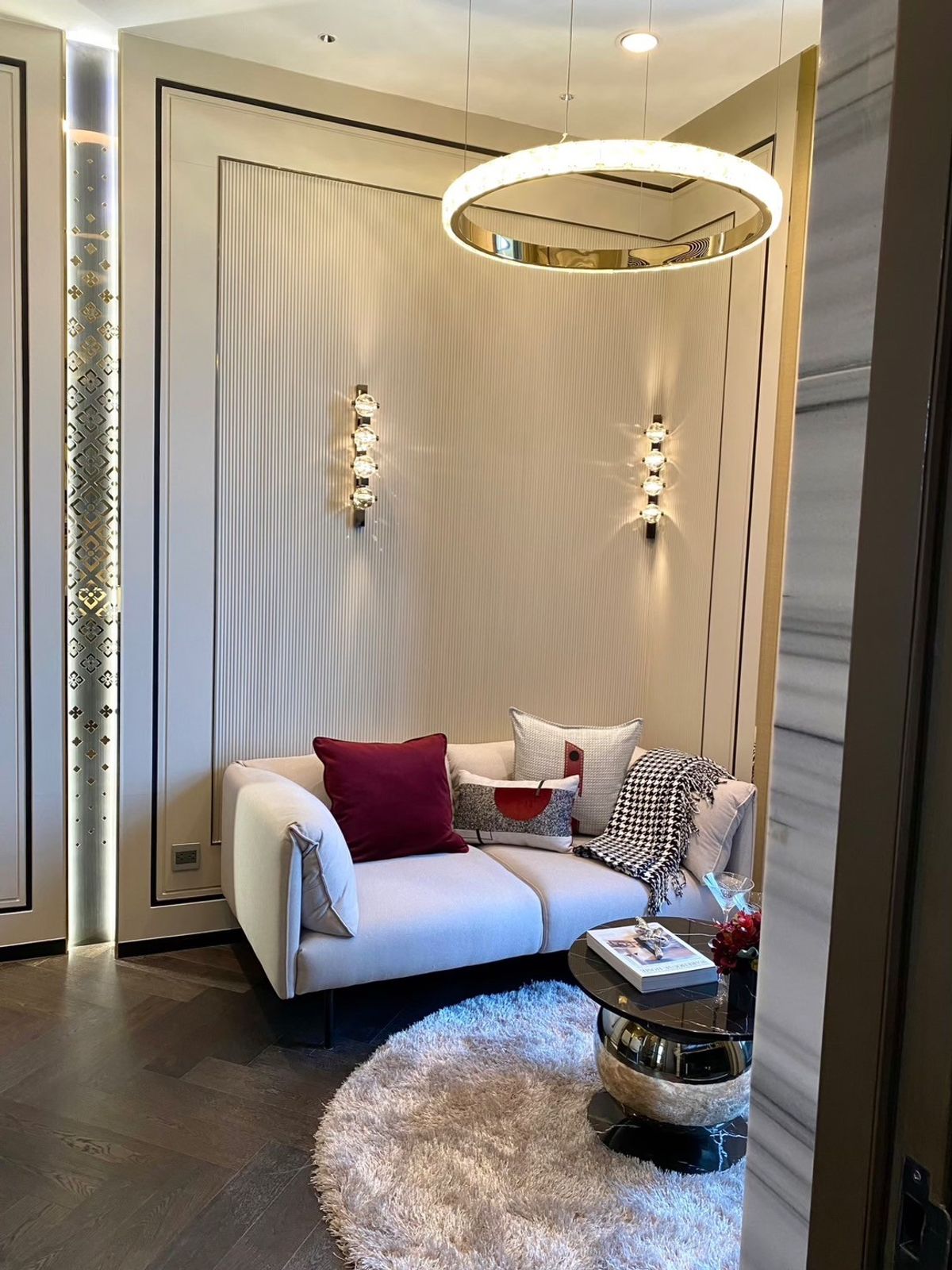 ขายคอนโดสุขุมวิท อโศก ทองหล่อ : คอนโดติด BTS ทองหล่อ 2 นอน 2 น้ำ fully fitted 081-245-7349