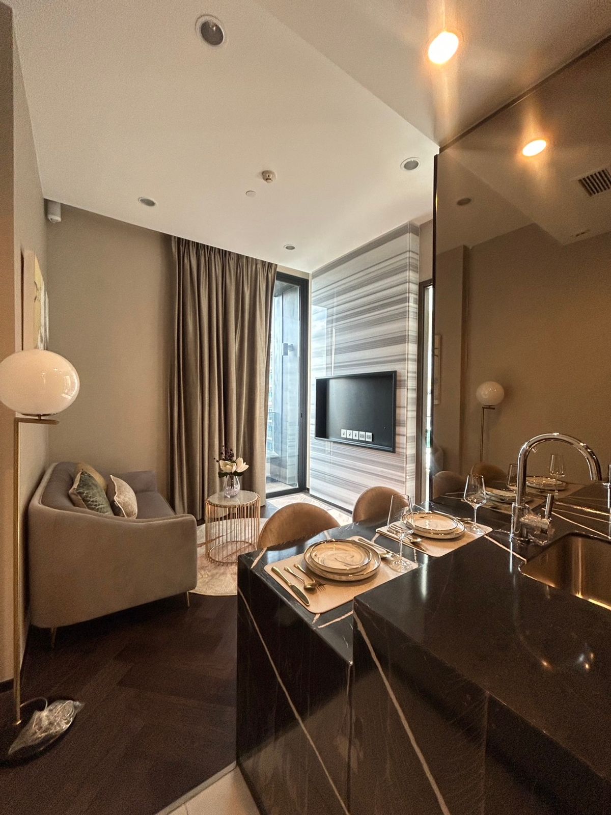 For SaleCondoSukhumvit, Asoke, Thonglor : 2 bed 2 bath fully fitted close to BTS Thonglor station 081-245-7349