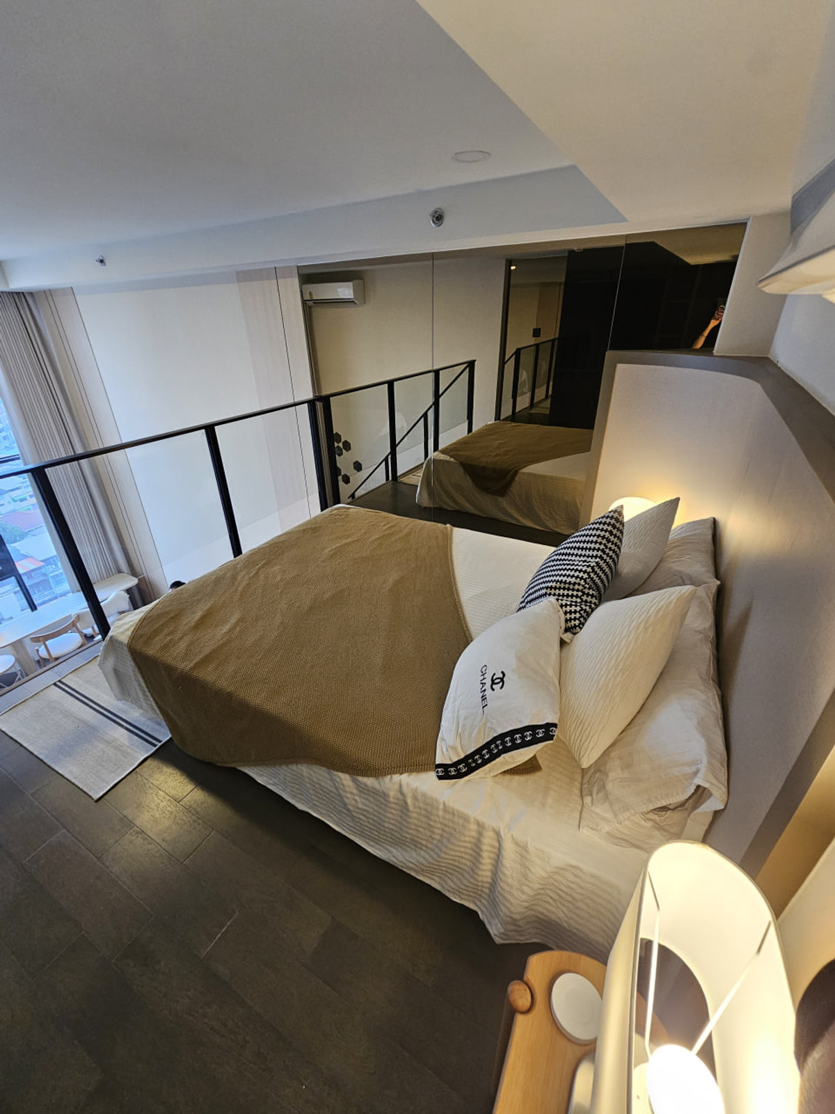 ให้เช่าคอนโดสยาม จุฬา สามย่าน : Park Origin Chula Samyan【𝐑𝐄𝐍𝐓】🔥การตกแต่งที่เน้นความเรียบง่ายและหรูหรา พร้อมโทนสีขาวและทองที่เติมเต็มความสง่างามให้ทุกมุม 🔥  ติดต่อไลน์ไอดี: @hacondo