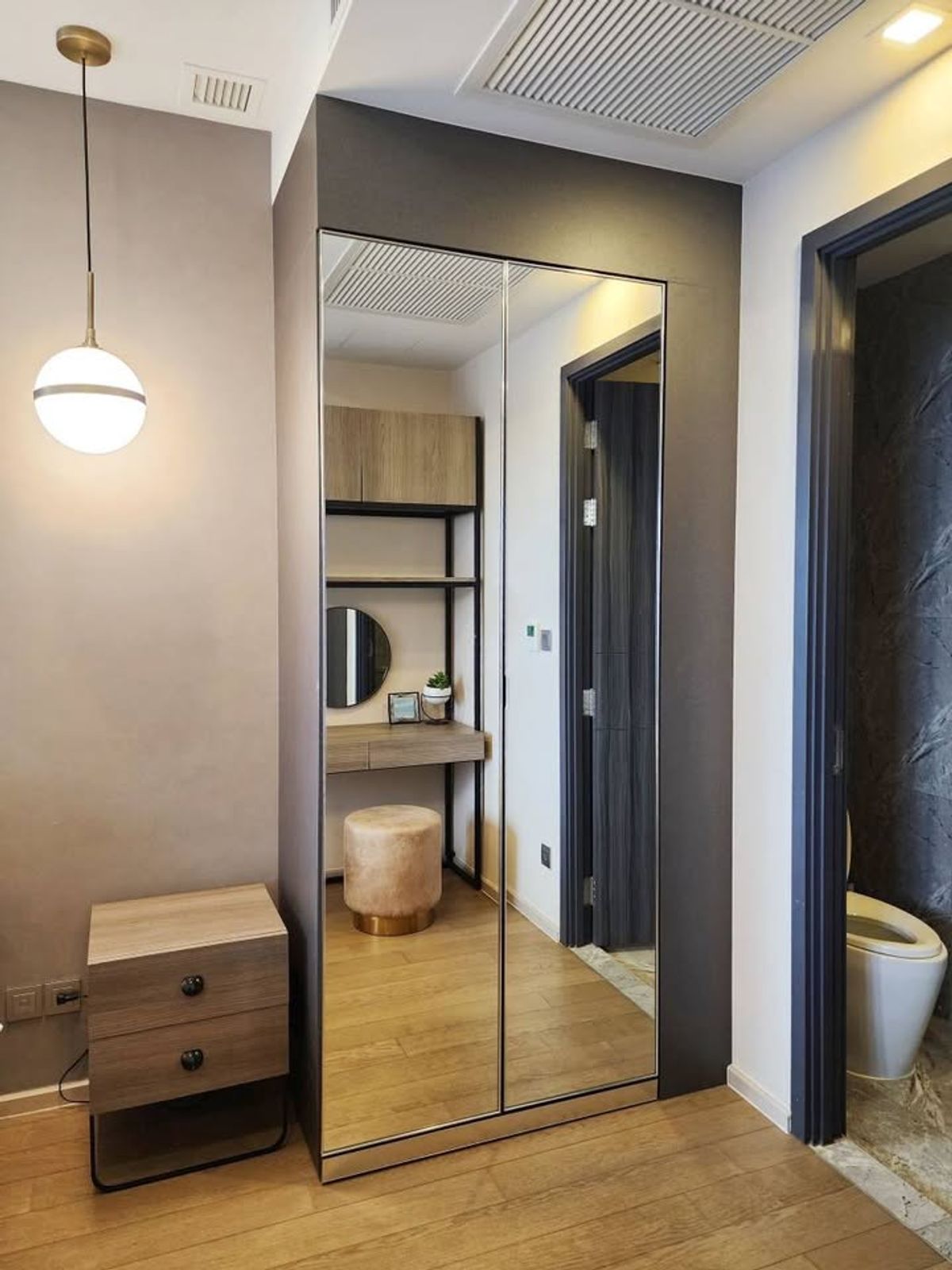 For RentCondoSukhumvit, Asoke, Thonglor : Ashton Asoke, curved glass room for rent, 35,000 baht [NCr250760]