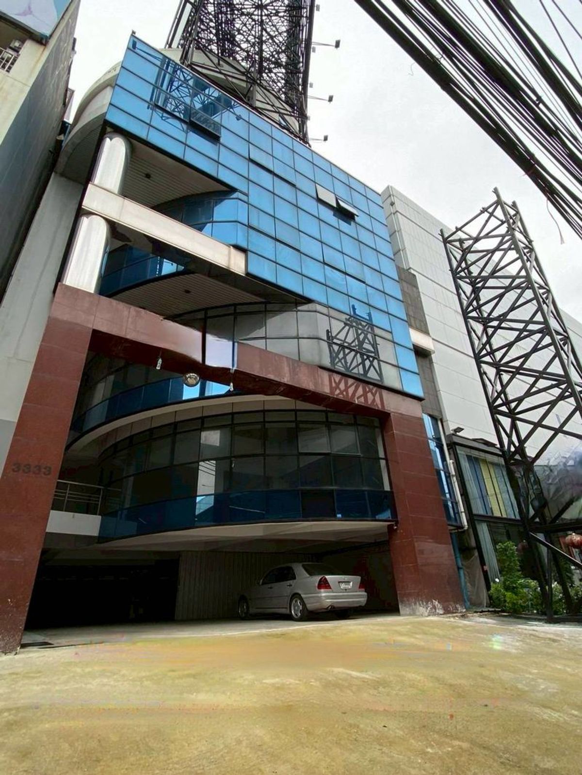 For RentOfficePattanakan, Srinakarin : 🏬 For Rent: 7-story office building 📐️ Usable area 1,300 sq.m. 🚘  10 parking⛳ location Rama 9 Road