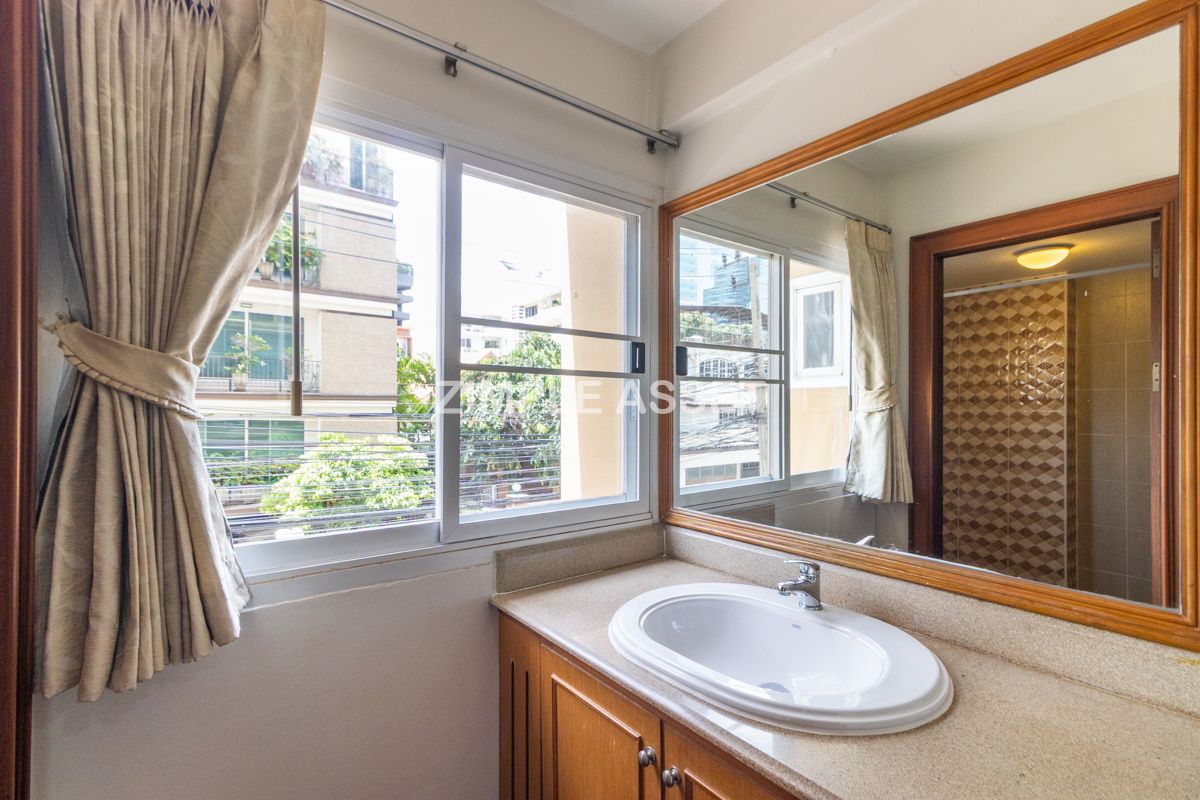 For RentWitthayu, Chidlom, Langsuan, Ploenchit : Line ID: @zimple_asset Apartment - condo style in Soi Nai Lert, Wireless Road. Spacious room, fully furnished, with fitness center and swimming pool. Pet friendly.🐶 Conveniently to transportation.