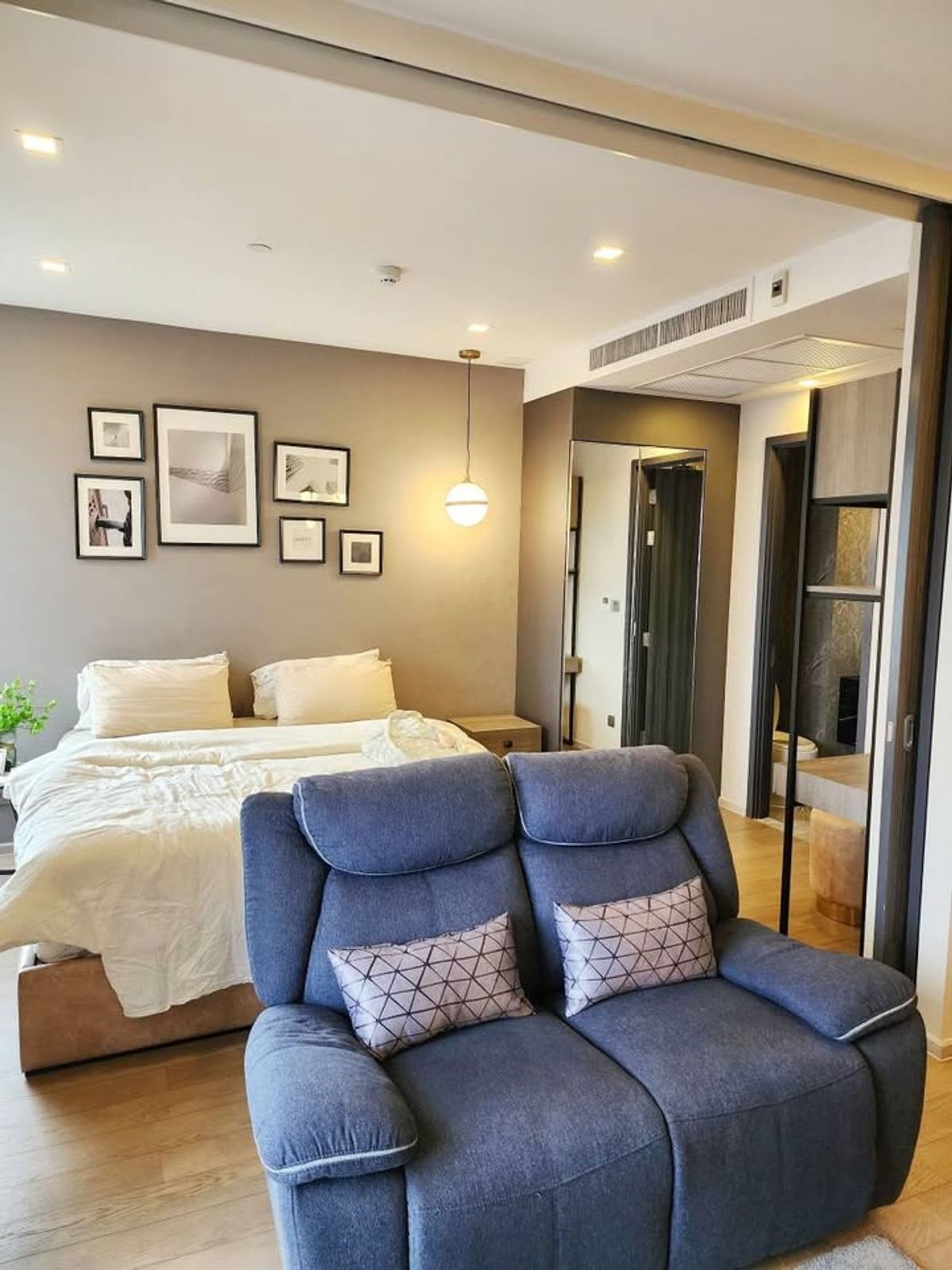 For RentCondoSukhumvit, Asoke, Thonglor : Ashton Asoke, curved glass room for rent, 35,000 baht [NCr250760]