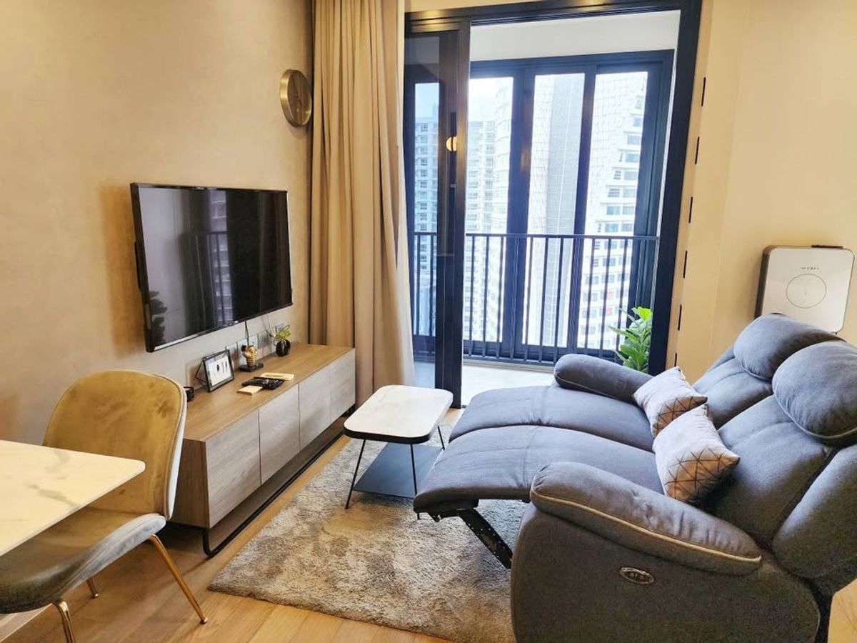 For RentCondoSukhumvit, Asoke, Thonglor : Ashton Asoke, curved glass room for rent, 35,000 baht [NCr250760]