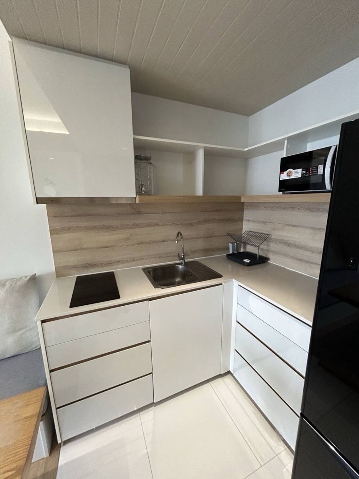 คอนโดสยาม จุฬา สามย่าน : 📢👇ขายพร้อมผู้เช่า ถึง กันยายน 2569
 คอนโดใจกลางเมือง! ทำเลเยี่ยมที่สามย่าน เชื่อมต่อ MRT โดยตรง เหมาะทั้งสำหรับการลงทุนหรืออยู่อาศัยเอง เฟอร์นิเจอร์ครบ พร้อมเข้าอยู่ได้ทันที