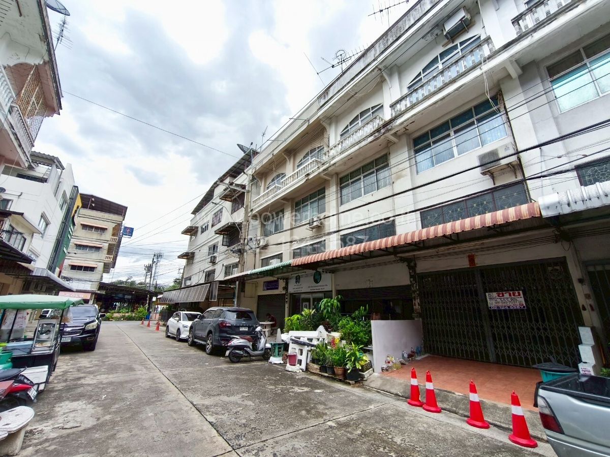 ขายอาคารพาณิชย์นวมินทร์ รามอินทรา : อาคารพาณิชย์ 3.5 ชั้น หมู่บ้านอรุณธร   ถนนสุขาภิบาล 5 แขวงออเงิน เขตสายไหม กรุงเทพมหานคร
