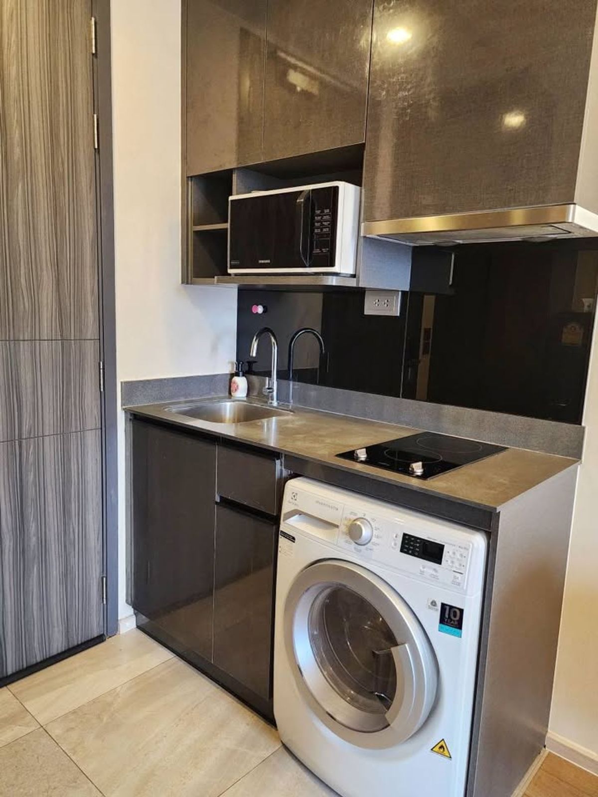 For RentCondoSukhumvit, Asoke, Thonglor : Ashton Asoke, curved glass room for rent, 35,000 baht [NCr250760]