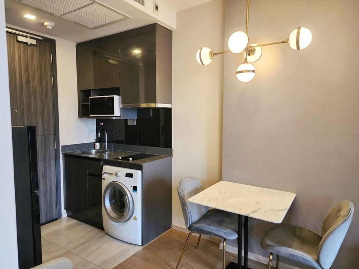 For RentCondoSukhumvit, Asoke, Thonglor : Ashton Asoke, curved glass room for rent, 35,000 baht [NCr250760]