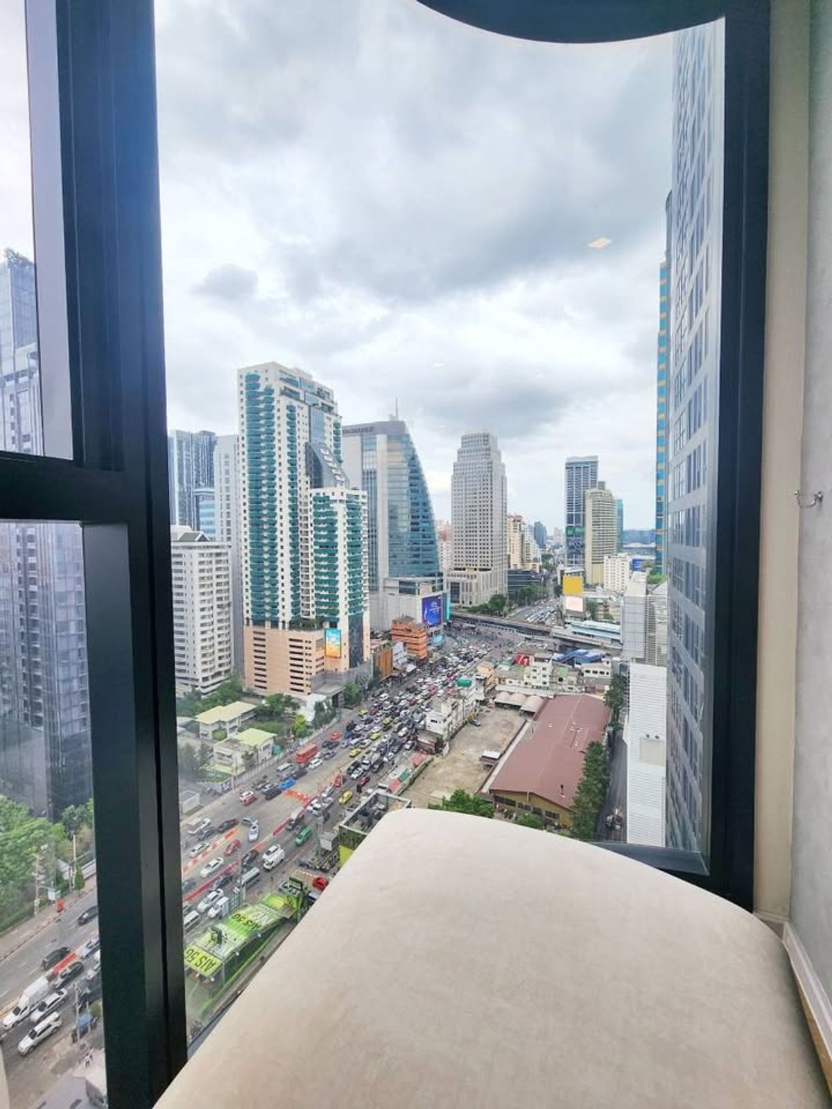 For RentCondoSukhumvit, Asoke, Thonglor : Ashton Asoke, curved glass room for rent, 35,000 baht [NCr250760]