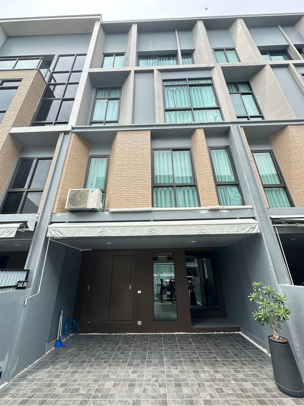 ให้เช่าทาวน์โฮมพัฒนาการ ศรีนครินทร์ : Luxury Townhome ใจกลางพัฒนาการ ใกล้ BTS อ่อนนุช เพียง 47,000/เดือน! Estara Haven พัฒนาการ 20 | 3 ชั้น 3 นอน 4 น้ำ พร้อมเฟอร์ฯ ครบ
