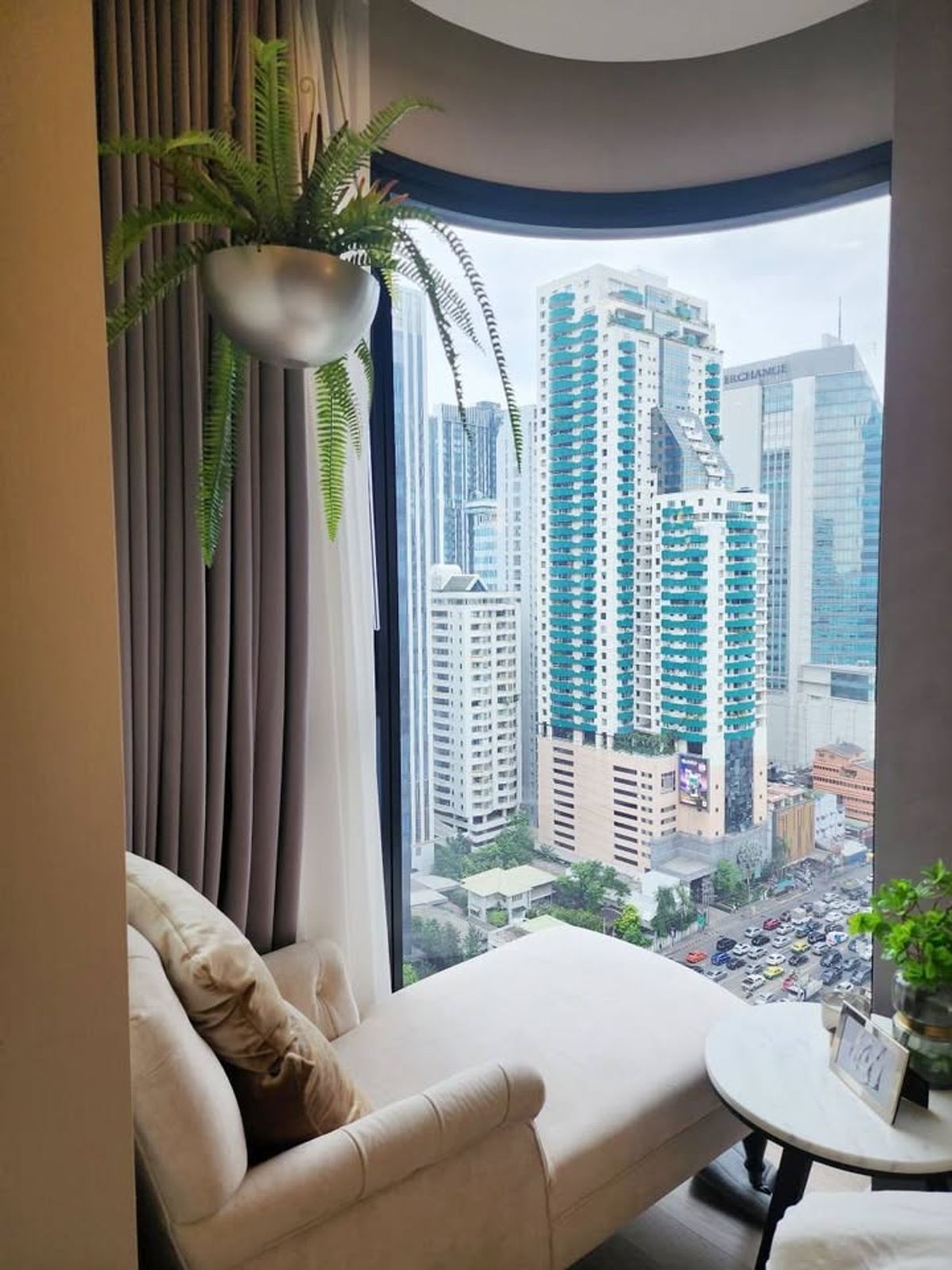 For RentCondoSukhumvit, Asoke, Thonglor : Ashton Asoke, curved glass room for rent, 35,000 baht [NCr250760]