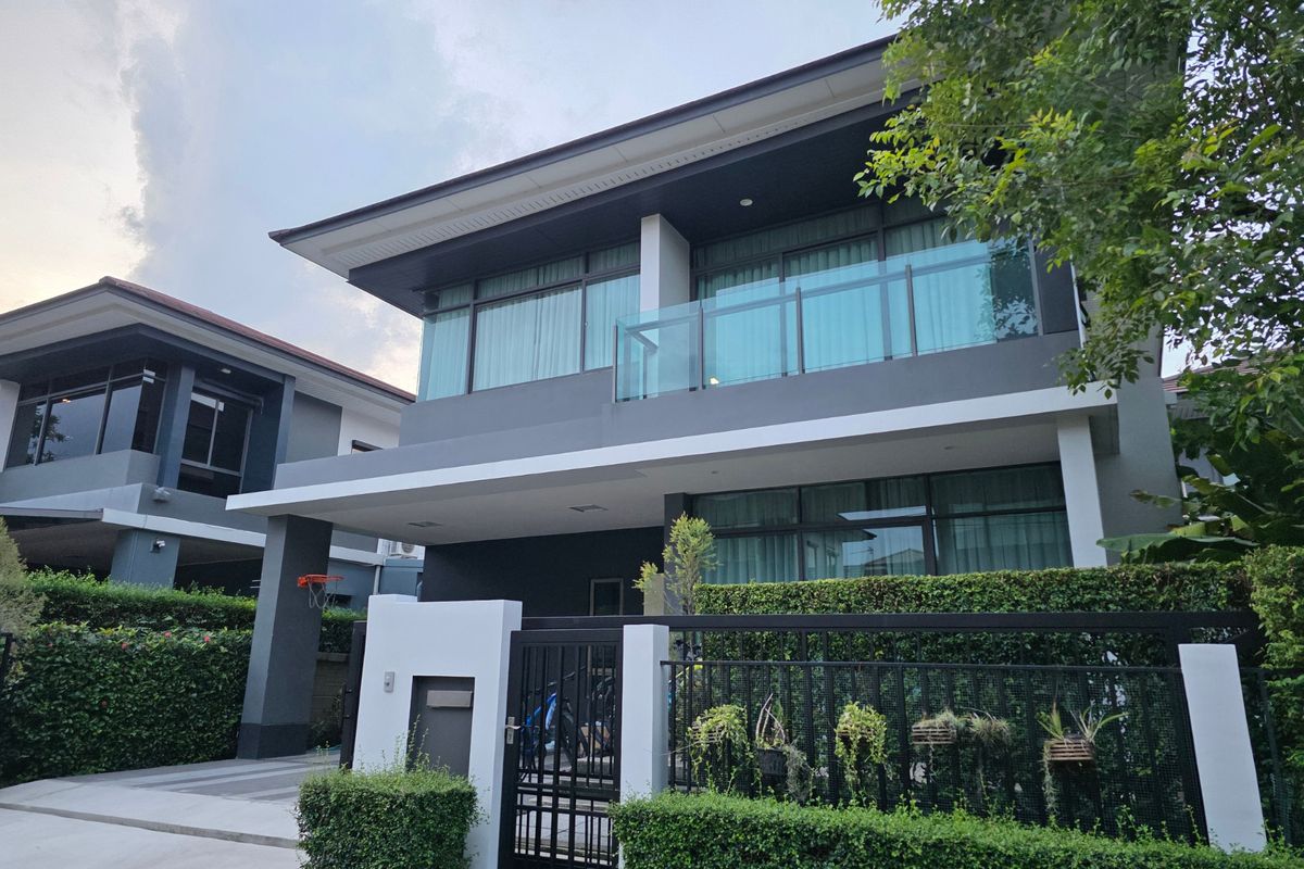 For SaleHousePattanakan, Srinakarin : House for Sale in Prime Location, with Tenant. Only 700m to BCB. Ideal for Investment.